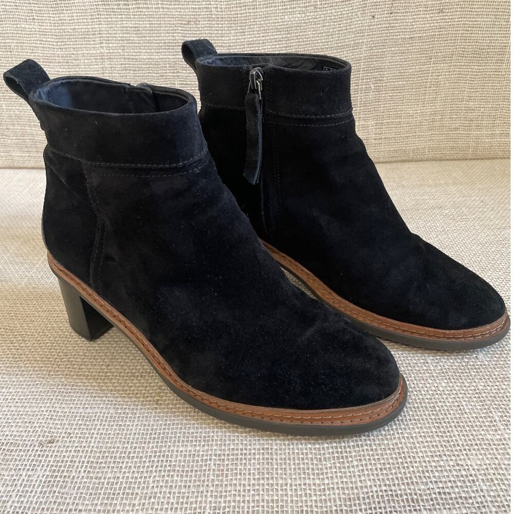 Clarks Black Suede/Leather Black and Tan Ankle Boots, Lugsole, Ladies size 9
